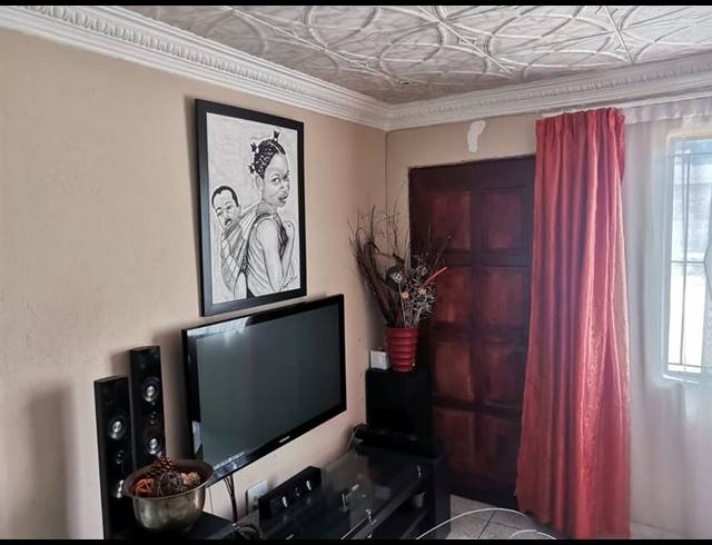 2 BEDROOM HOUSE FOR SALE IN TEKWANE